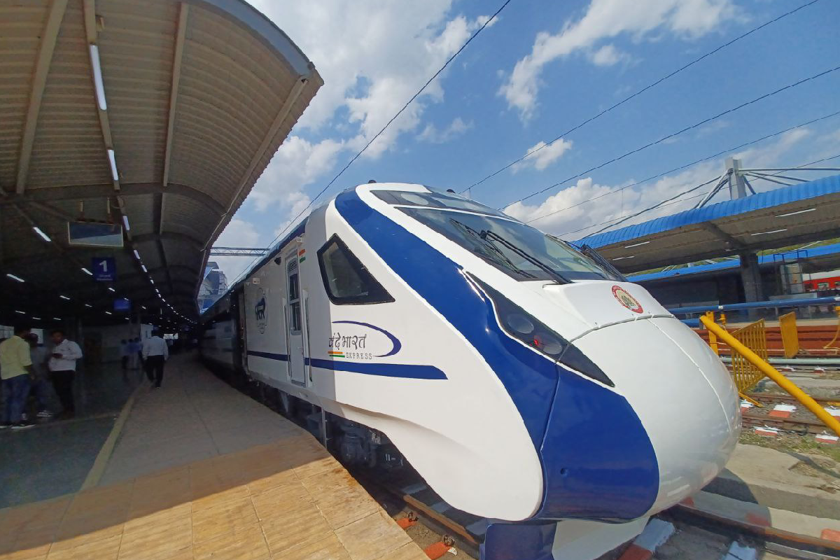 bhopal to lucknow Vande Bharat Express train