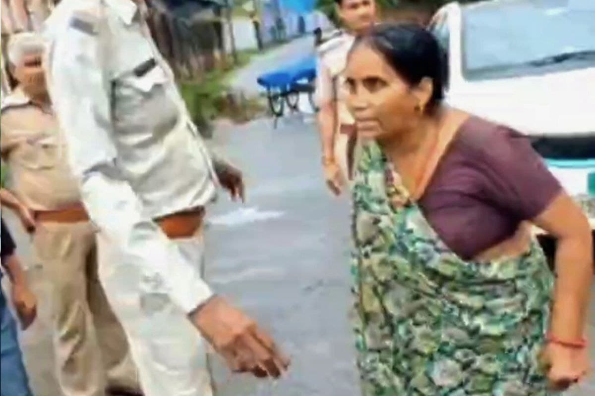 old woman slaps criminal crime scene recreation gwalior MP News