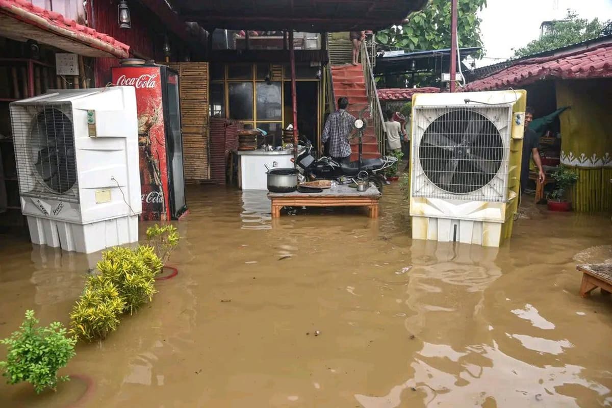 बाढ़ से जंग: ‘टीम योगी’ मैदान में, राहत कार्यों में झोंकी पूरी ताकत फोटो सोर्स : Social Media