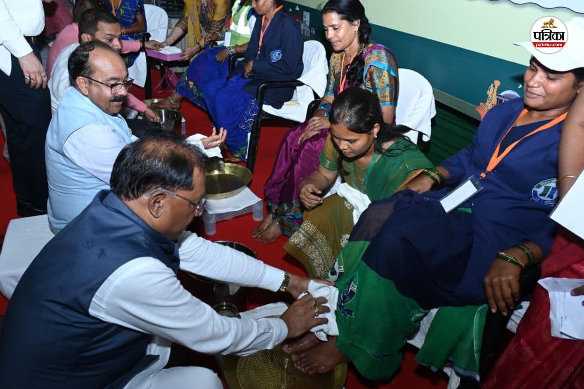 सीएम ने स्वच्छता दीदियों के पखारे पांव (फोटो सोर्स- पत्रिका)