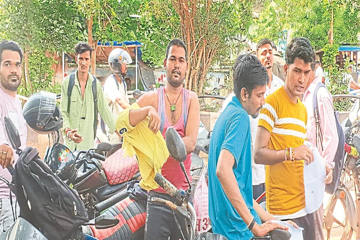 CG Vyapam:व्यापमं के कड़े नियमों ने किया परेशान, बनियान पहनकर दिलाई परीक्षा, फुल आस्तिन काटने के बाद बैठने का मिला मौका