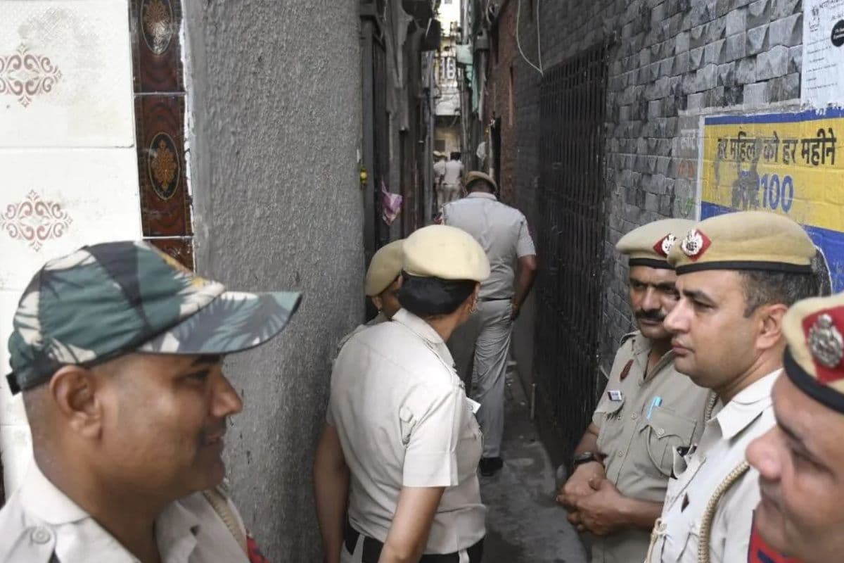 husband killed wife and two daughters on Raksha Bandhan Triple murder in Delhi breaking news